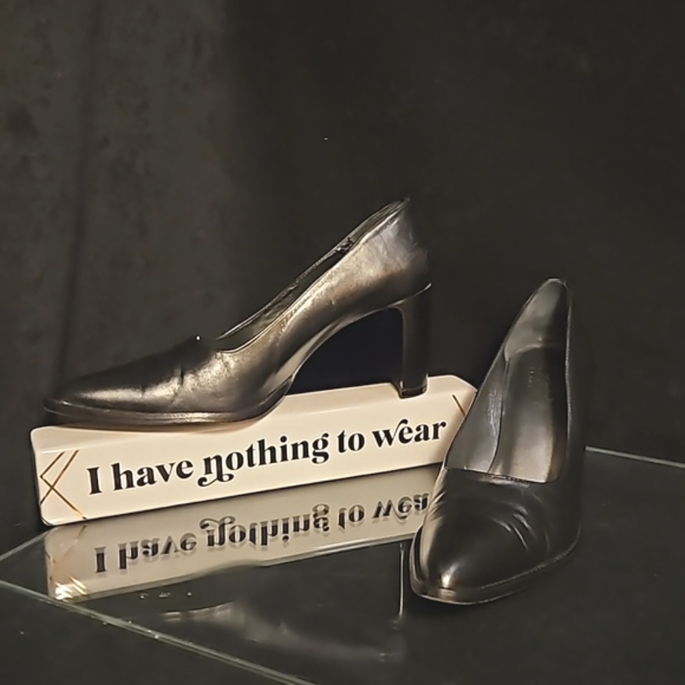 BCBG MaxAzria Classic leather pump